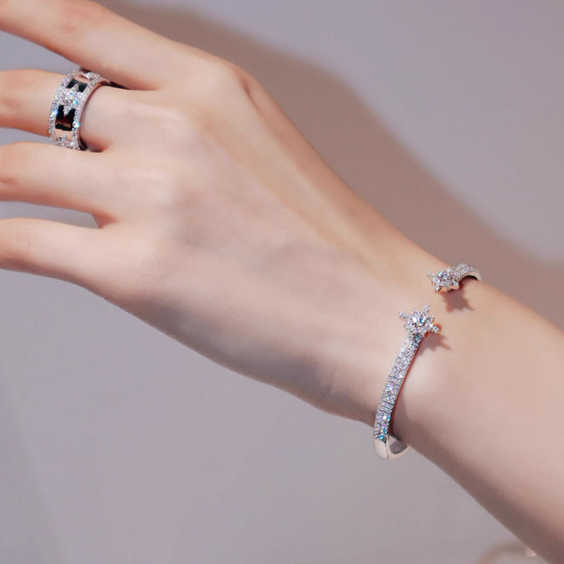 Anello donna con stella e zirconi design minimalista di lusso_voghion.com