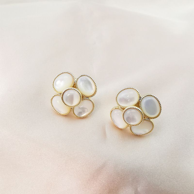 Orecchini da donna in madreperla naturale semplice e classica con camelia placcati in oro 14k_voghion.com