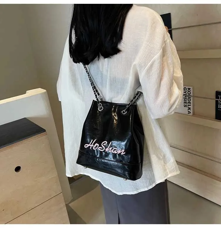 Borsa a secchiello in pelle da donna con ricamo e tracolla_voghion.com