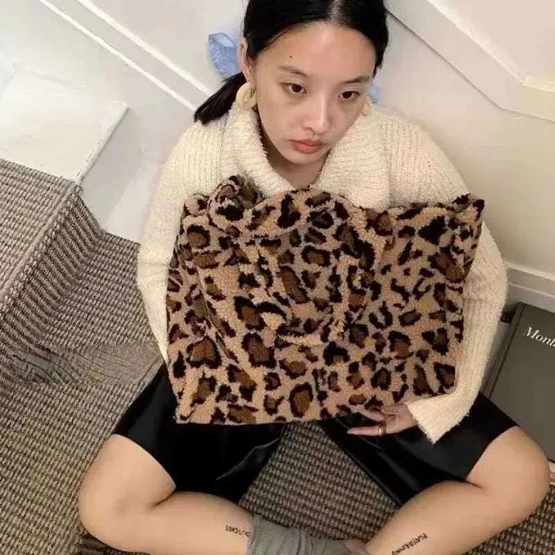 2025 New Autumn Winter Big Capacity Leopard Pattern Handbag College Students Plush Commuter Bag Lamb Wool Bags Versatile_voghion.com