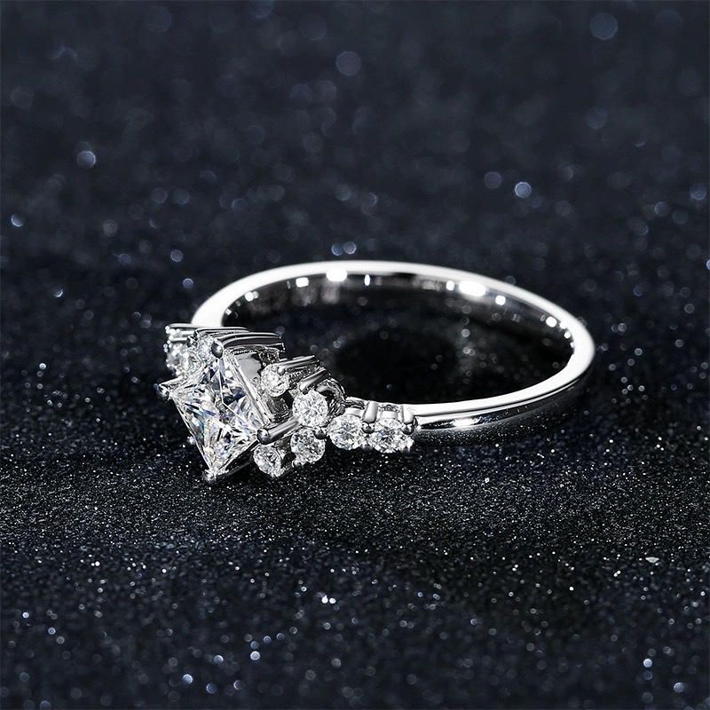 Bague en diamant carré 6x6 pour femmes, version coréenne de style luxueux et léger, micro ensemble imitation Mosonite 1 carat haut de gamme_voghion.com