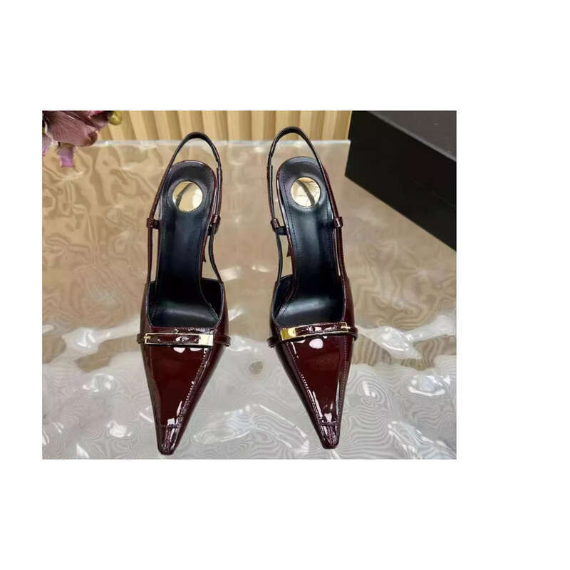 The New French Heels Are High End And Feature A Metal Square Heel And A Thin Heel._vogvips.com