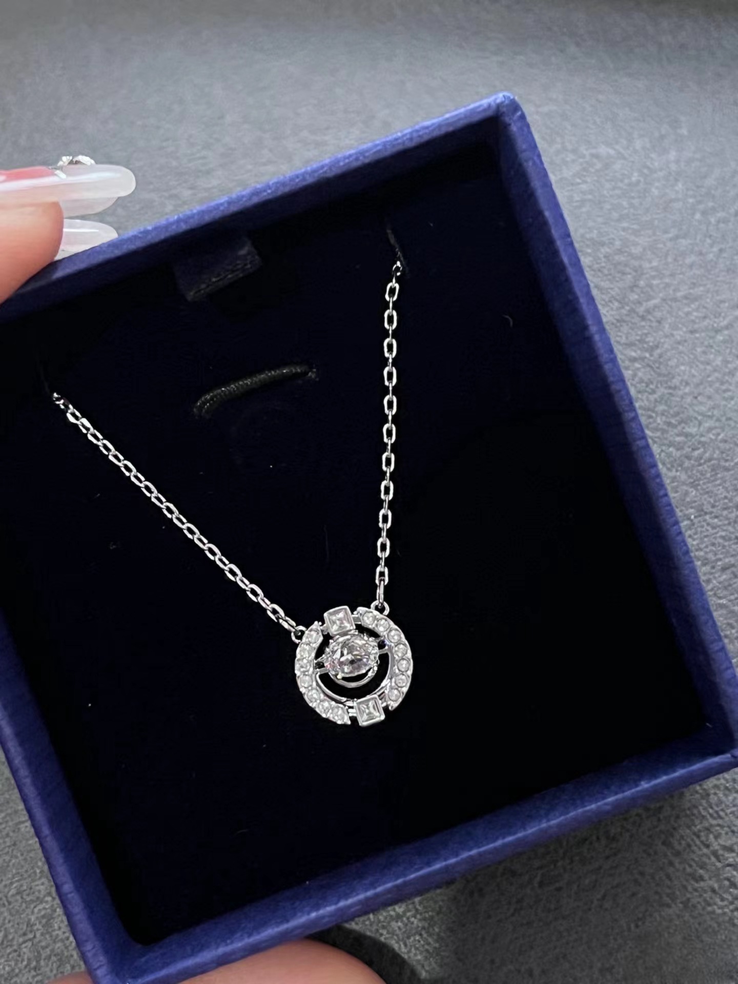 Collier pendentif cygne shijia avec éléments en cristal_voghion.com