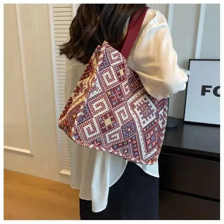 Sac à main en toile rouge de grande capacité de style ethnique 2024 pour femmes, tissé à la main, à une épaule, ins241218_voghion.com