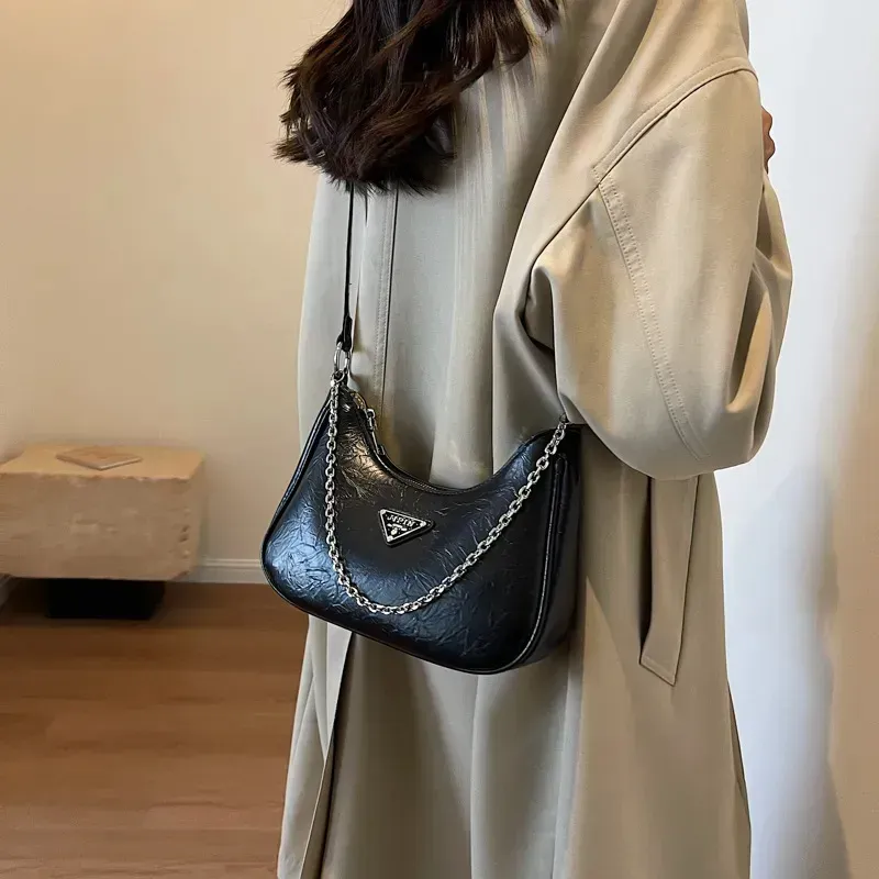 Ladies Black Leather Shoulder Bag With Designer Chain Strap_voghion.com