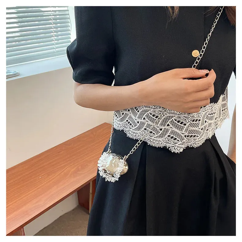 Borsa a mano con catena lunga in metallo Mini borsa a mano di alta qualità Oro Argento Cristallo Donna Pochette da sera er Borsa traforata 241212_voghion.com