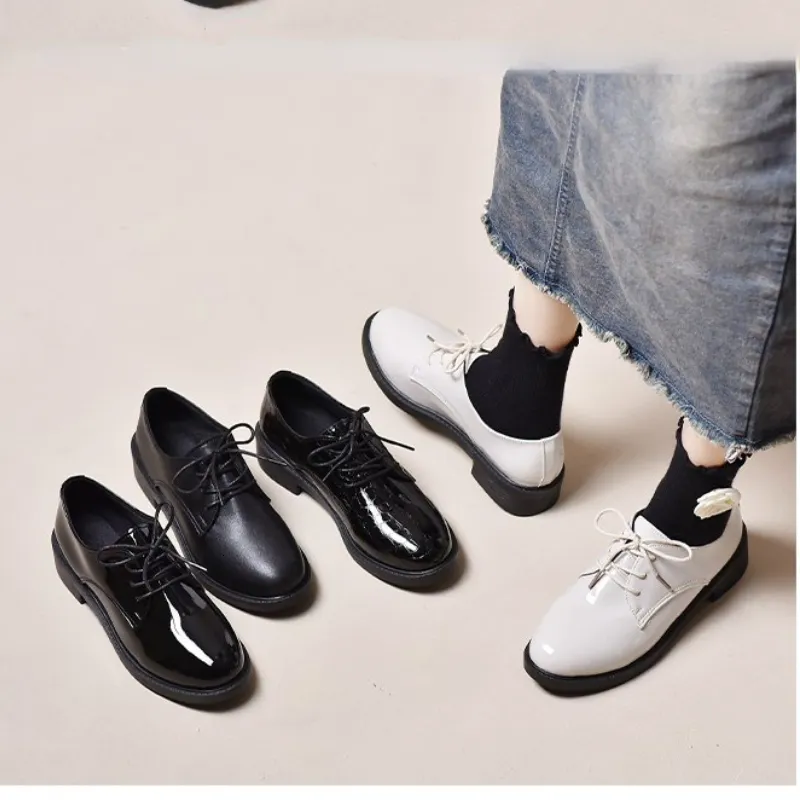 Veterschoenen voor dames van zwart leer met platte hak_voghion.com