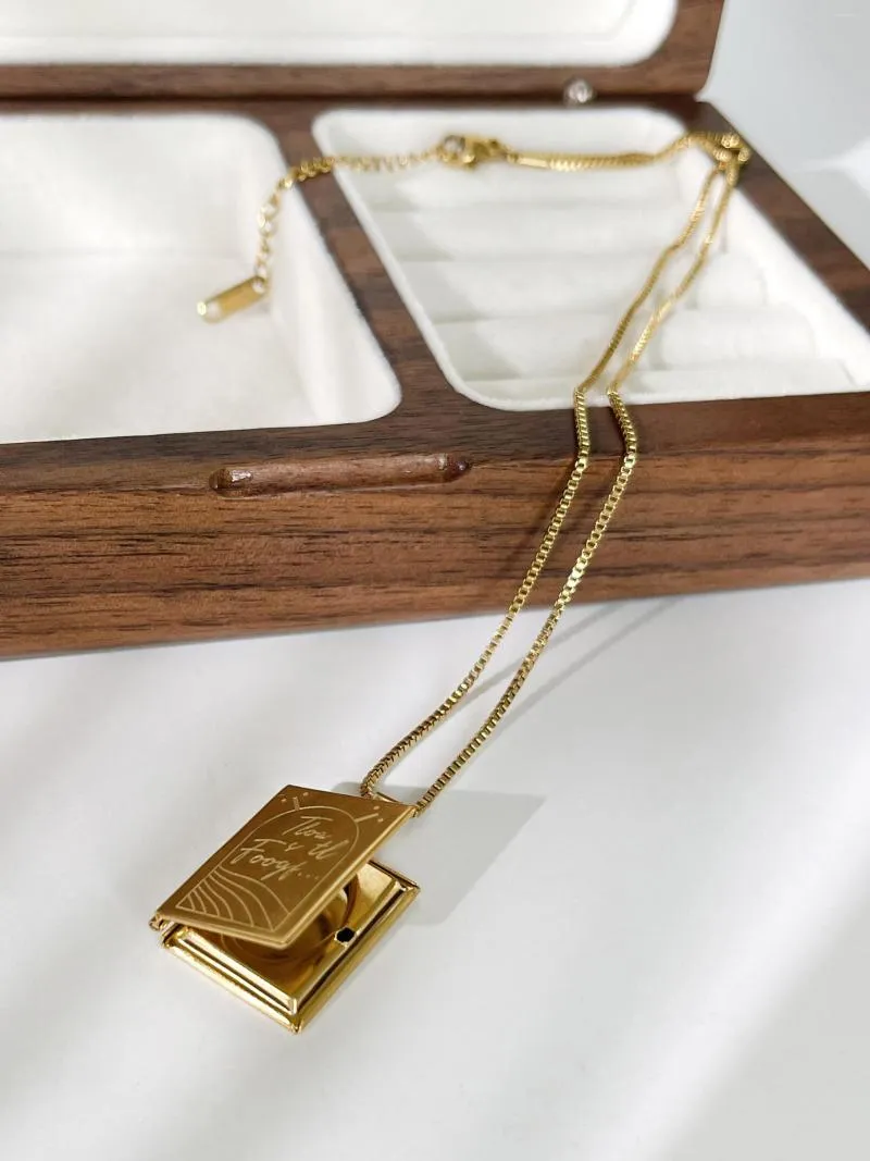 Hangerkettingen Peri'sbox Roestvrij staal Goud PVD verguld Gegraveerd boek Medaillon ketting Po Afstudeercadeaus_voghion.com
