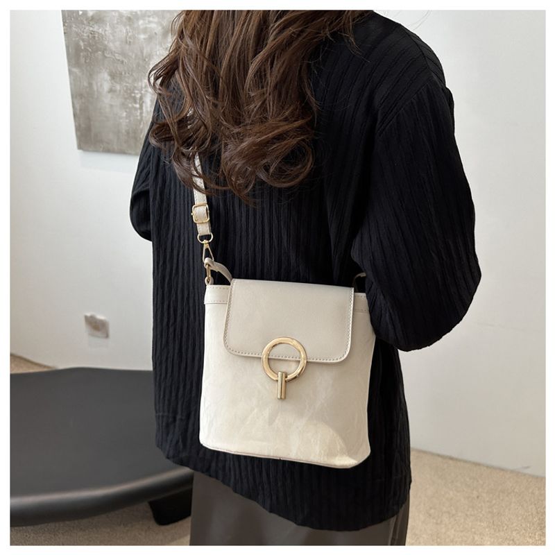 Handheld frauen mit stiolle spleißen kontrast farbe eimer urlaub 2024 frühjahr/sommer neue umhängetasche, trendy_voghion.com