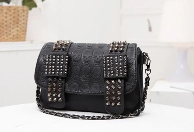 Yogodlns Borsa a tracolla vintage da donna in pelle nera con teschio e rivetti_voghion.com
