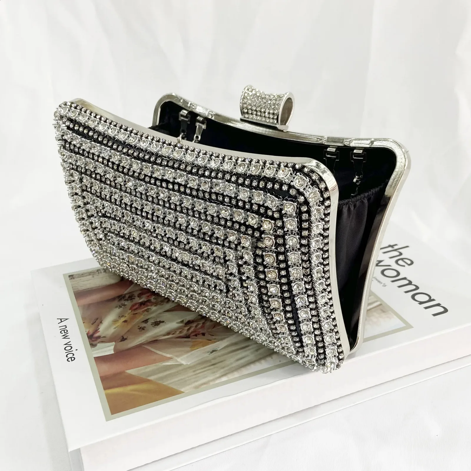Pochette da sera dorata per donna - elegante borsa a mano con catena_voghion.com