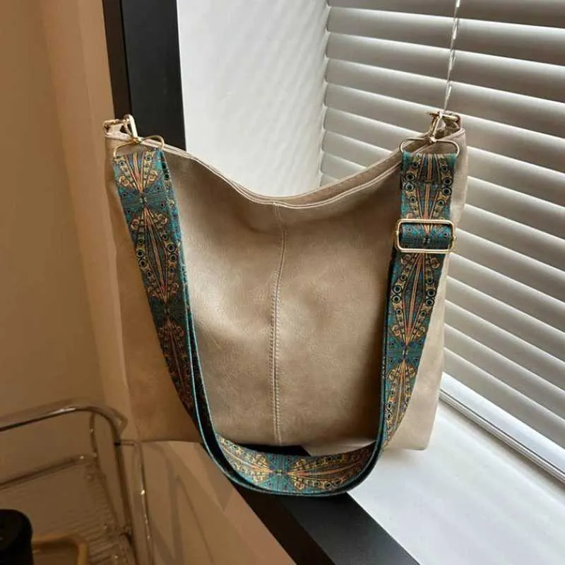 Borsa donna grande a spalla e tracolla a secchiello elegante_voghion.com