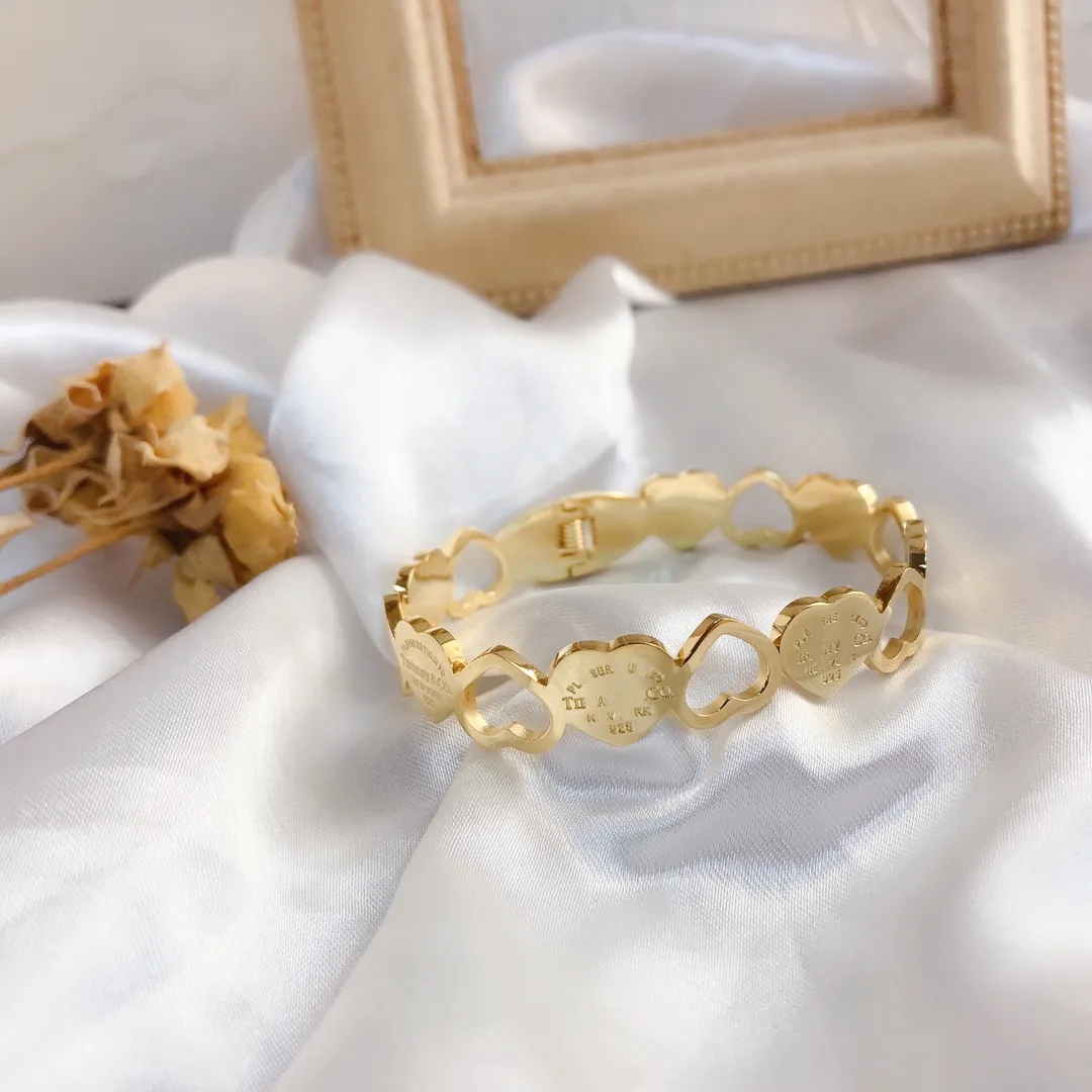 Designer Wedding Bangle Bracelet Pendant Gold Plated Heart hollow out Fashion Design Popular Emed Stamp Brand Letters_voghion.com