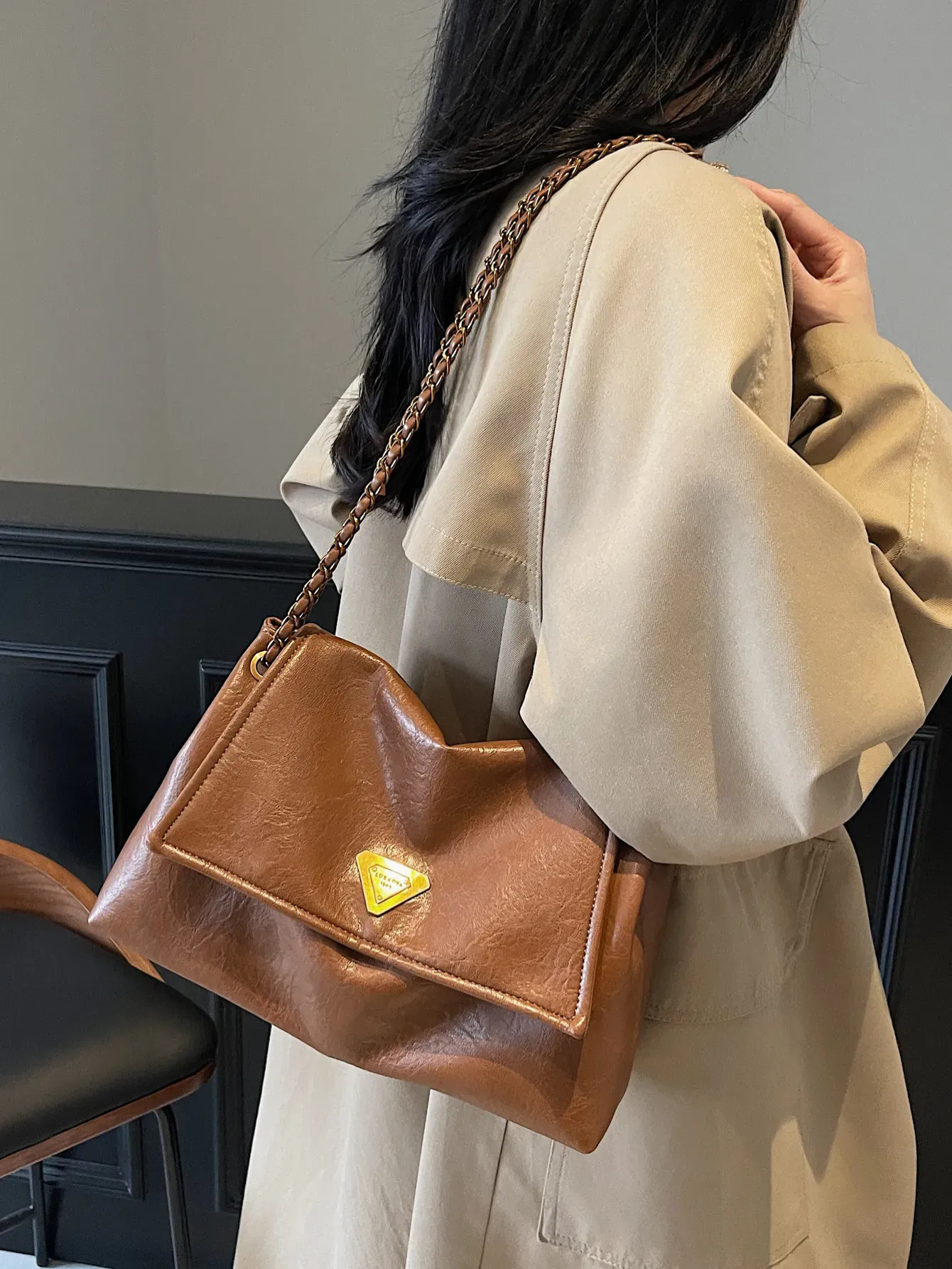 Ladies Black Leather Shoulder Bag With Designer Chain Strap_voghion.com