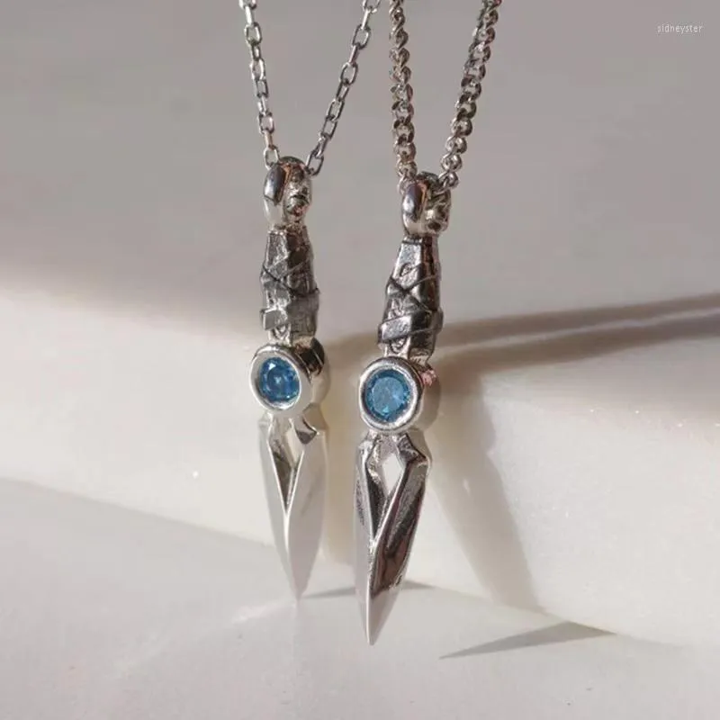 Collier avec pendentif en forme de poignard incrusté de zircone cubique bleue pour hommes et femmes, bijoux exquis pour joueurs_voghion.com