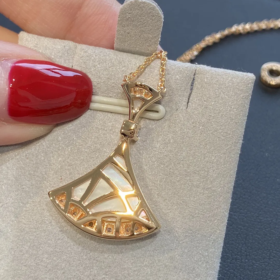 Colar com pingente em leque clássico em ouro rosa e cristal rosa_voghion.com