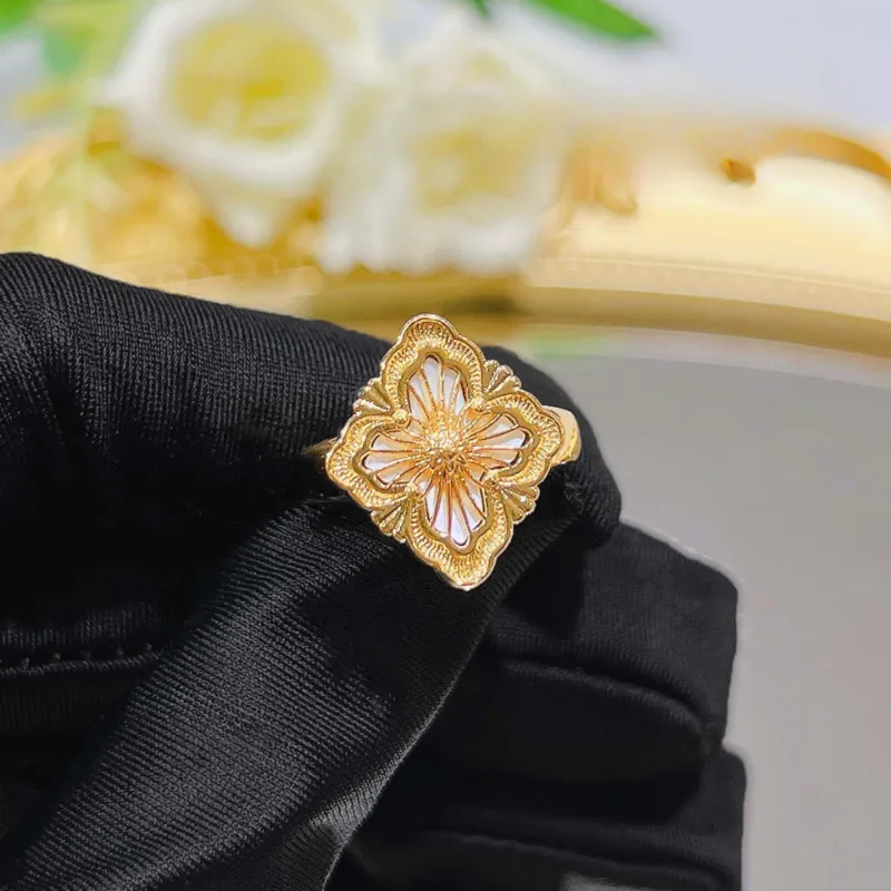 Guldklöver halsband med pärlemor i retro stil_voghion.com