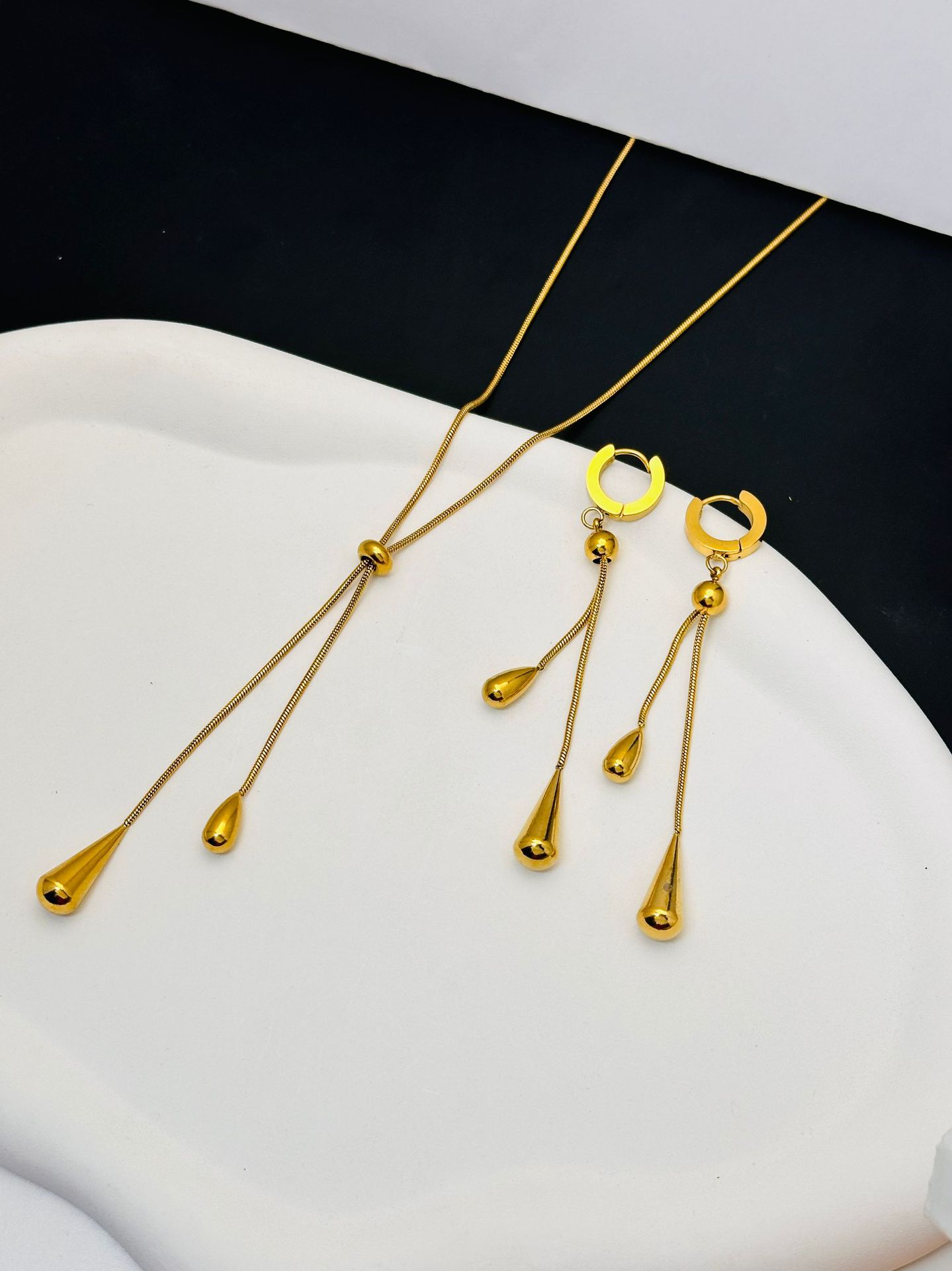 Collana con pendente alla moda in titanio con nappine leggere_voghion.com