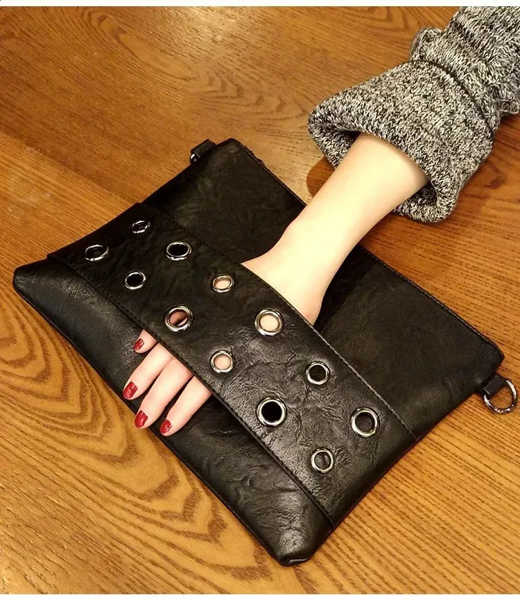 Pochette envelope con borchie borsa a tracolla borsa a spalla_voghion.com