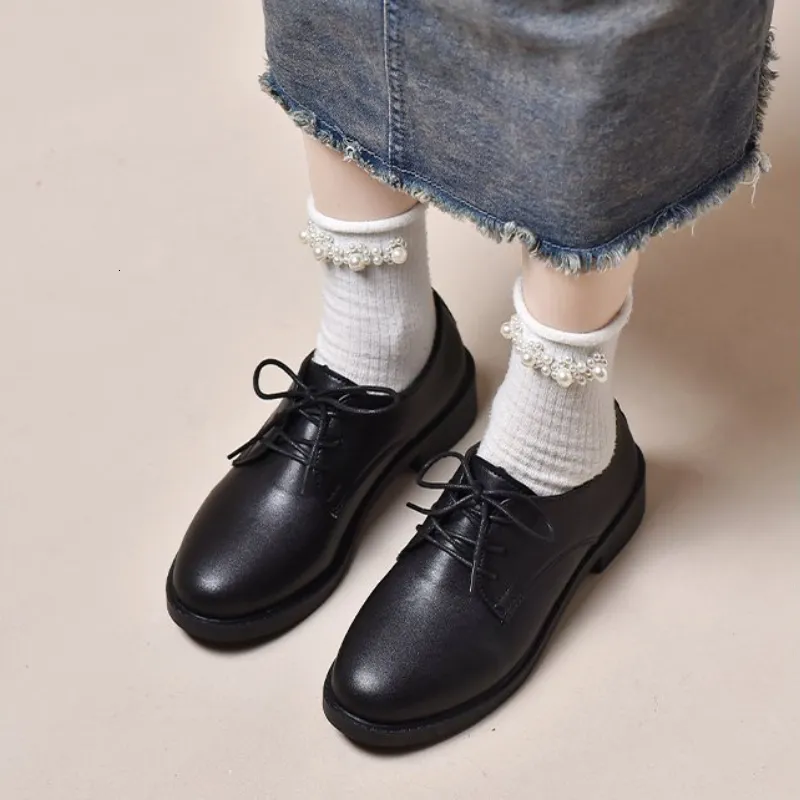 Veterschoenen voor dames van zwart leer met platte hak_voghion.com
