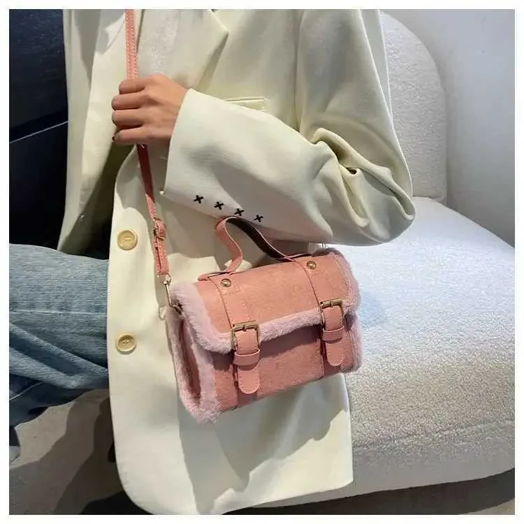 Winter Frauen Crossbody/schulter 2023 Neue Lamm Plüsch Veet Tasche Dame Kleine Quadratische Handtasche Französisch Korea StyleC241106_voghion.com