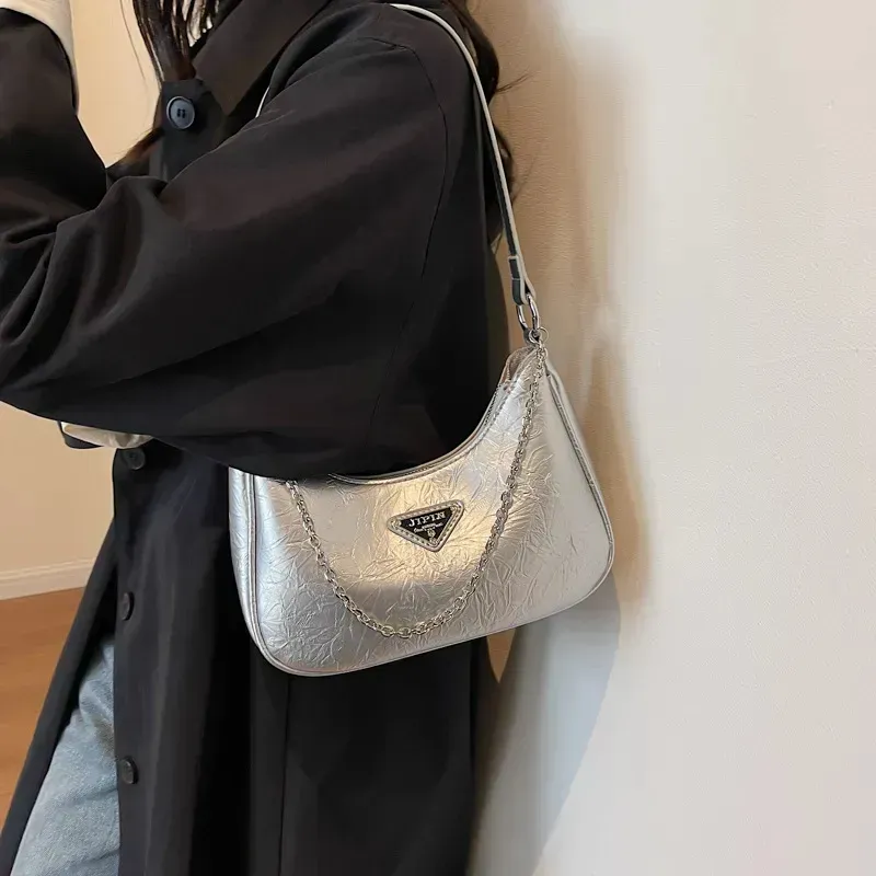Ladies Black Leather Shoulder Bag With Designer Chain Strap_voghion.com