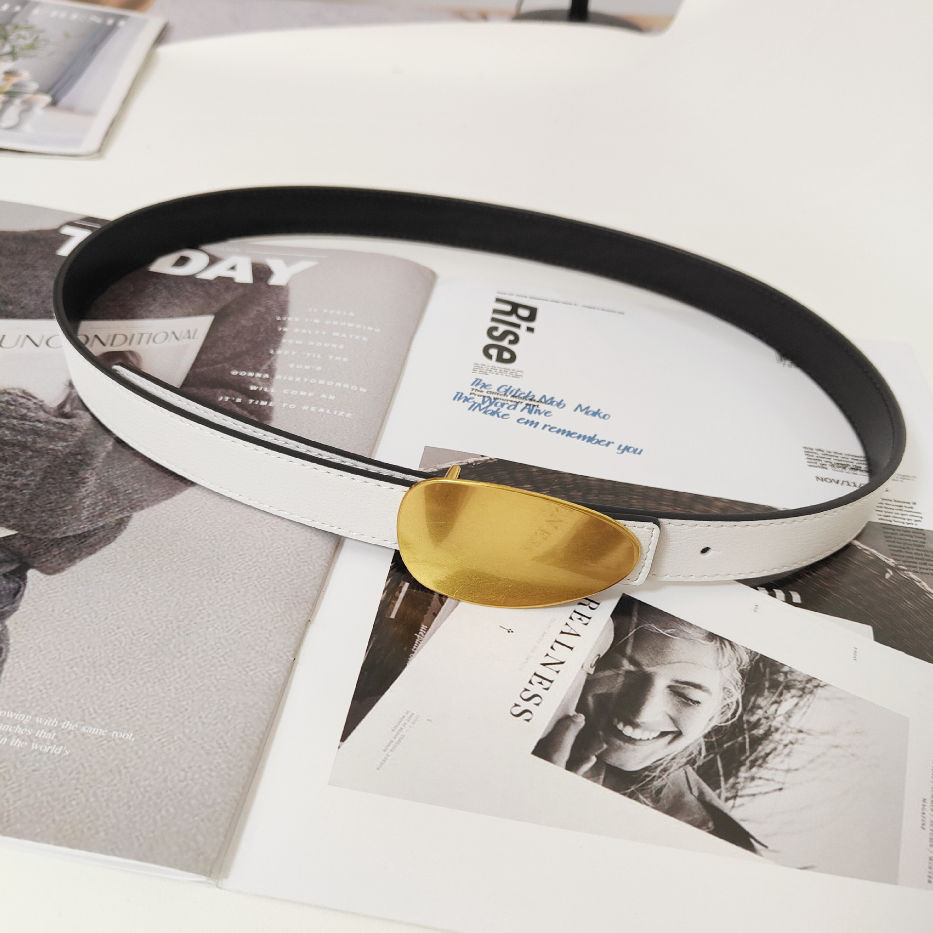 Cinto feminino em couro legítimo com fivela oval minimalista_voghion.com