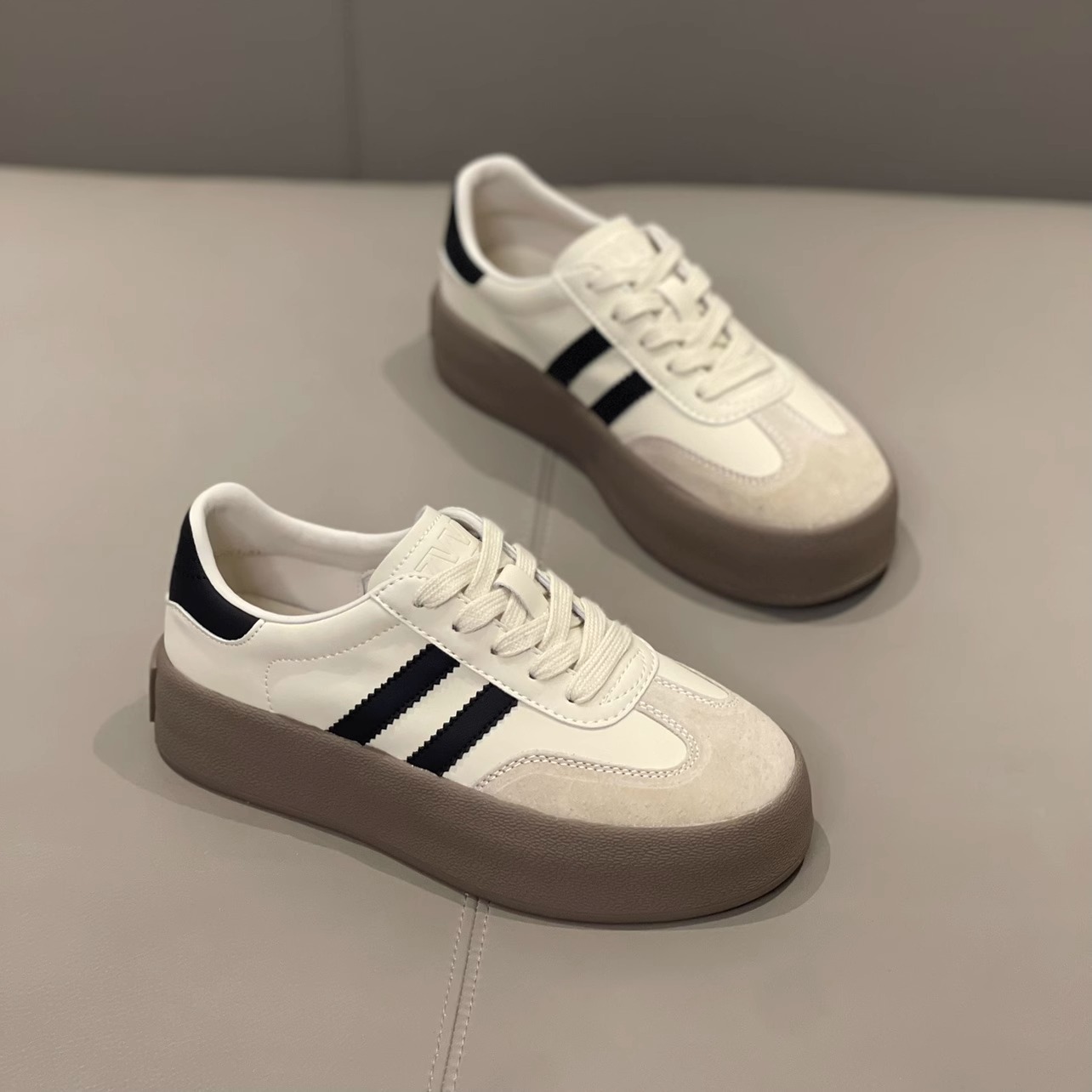 Zapatos de entrenamiento alemanes de suela gruesa para mujer, primavera 2024, nuevos zapatos blancos cómodos y versátiles de suela suave de cuero genuino, zapatos deportivos casuales para tabla